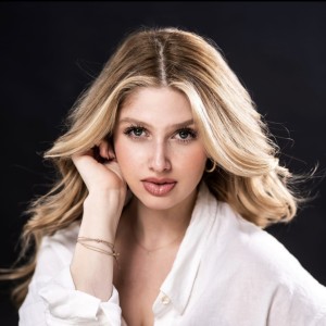 Kelly-Holiff Headshot